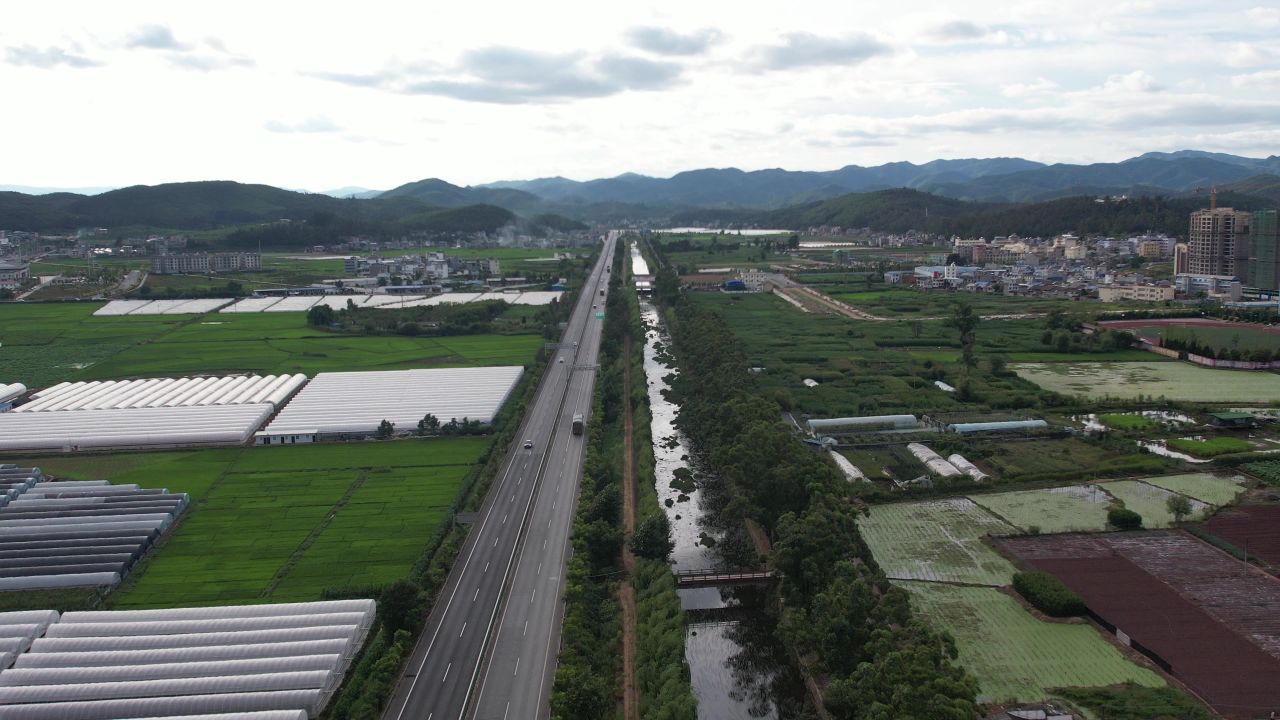 农村高山公路和绿色农田与塑料种植大棚1