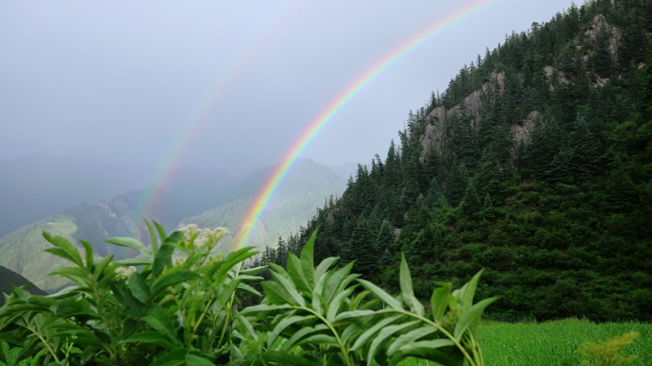 川西措卡湖雨后彩虹唯美大气自然风光