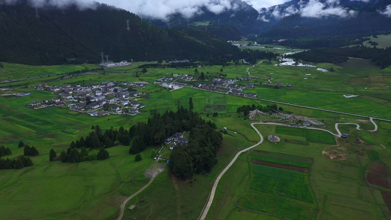 航拍雨后的鲁朗镇扎西岗村田园风光