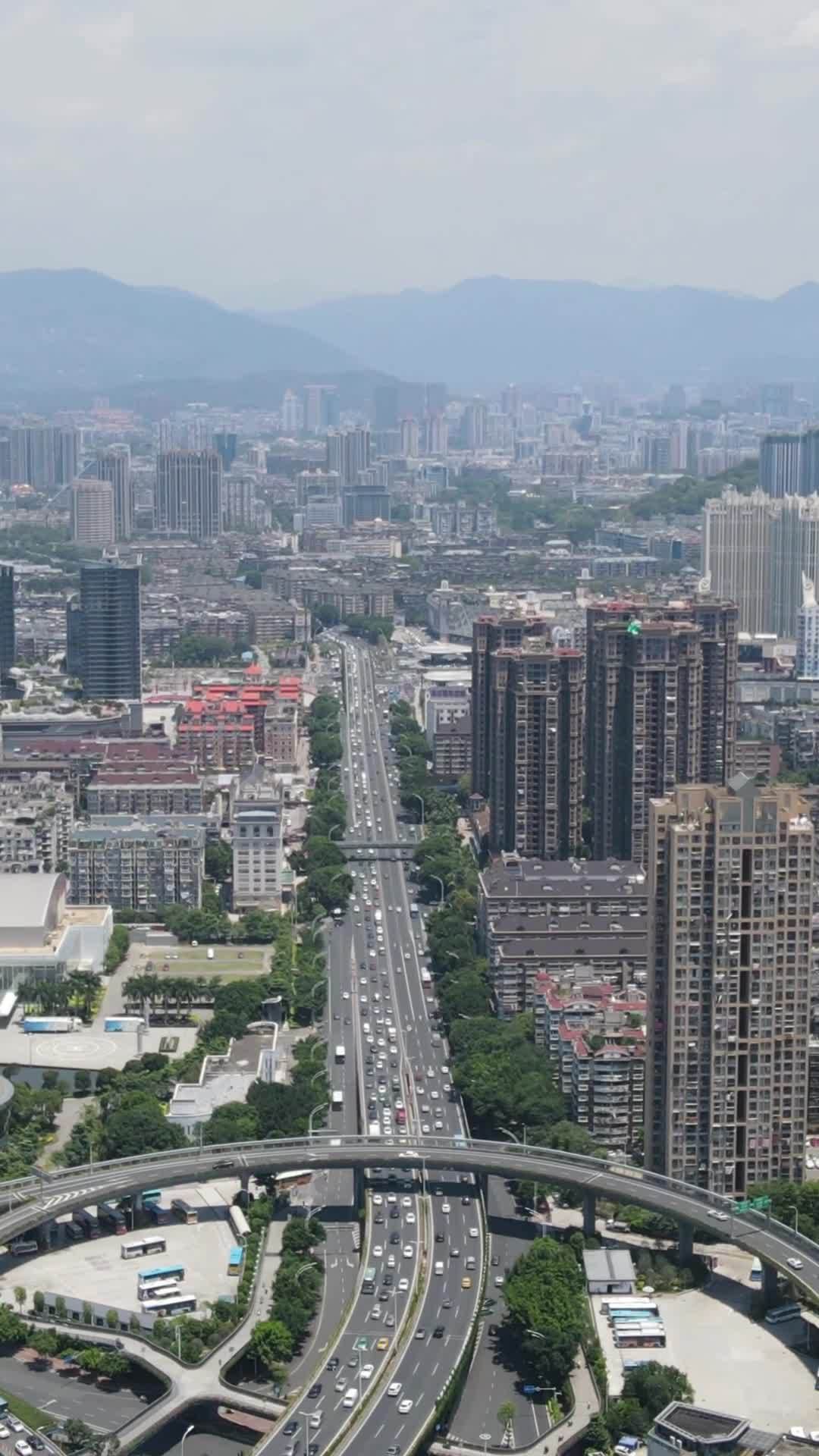 都市繁华与自然风光