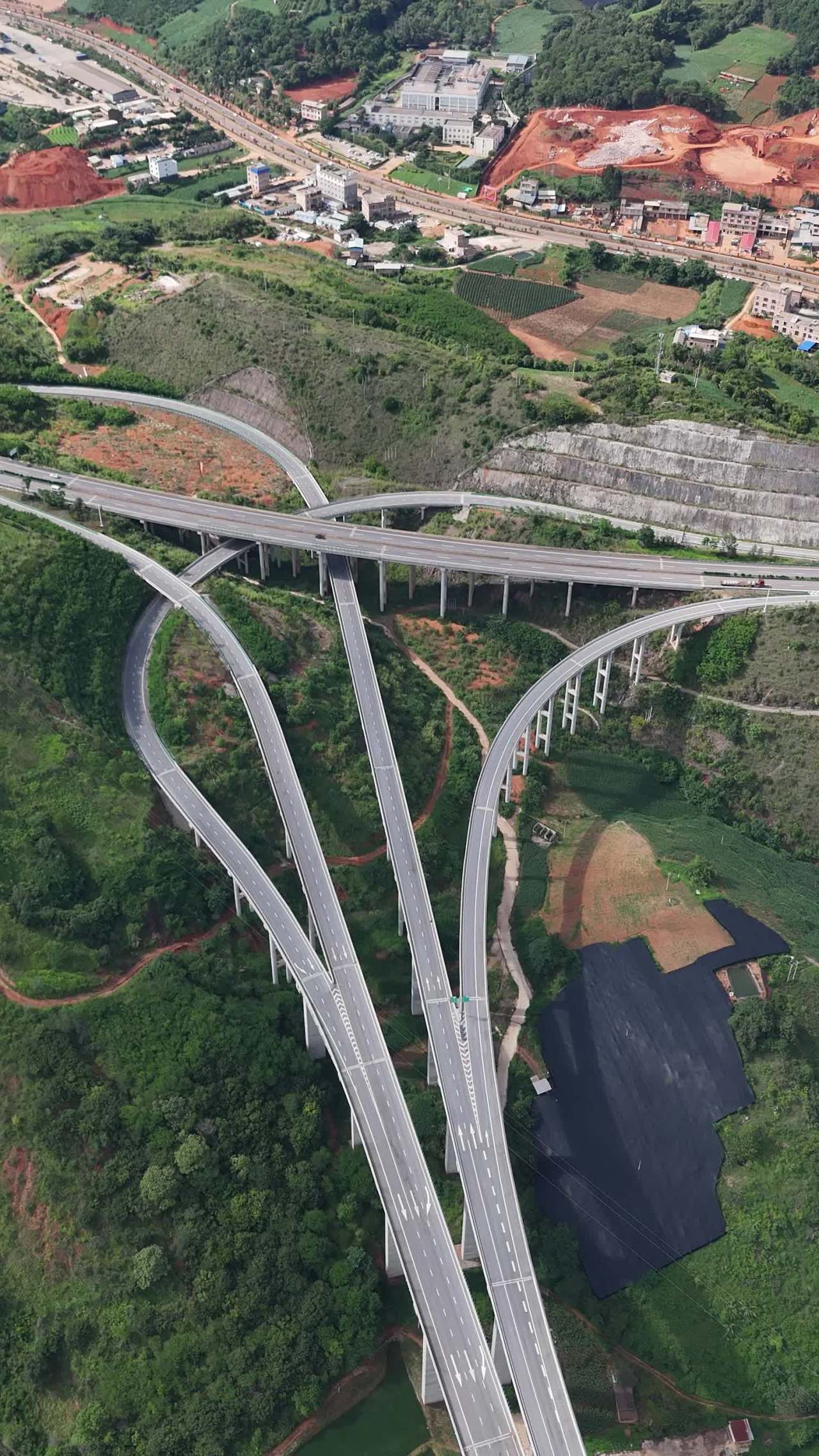 山间交错的高速公路