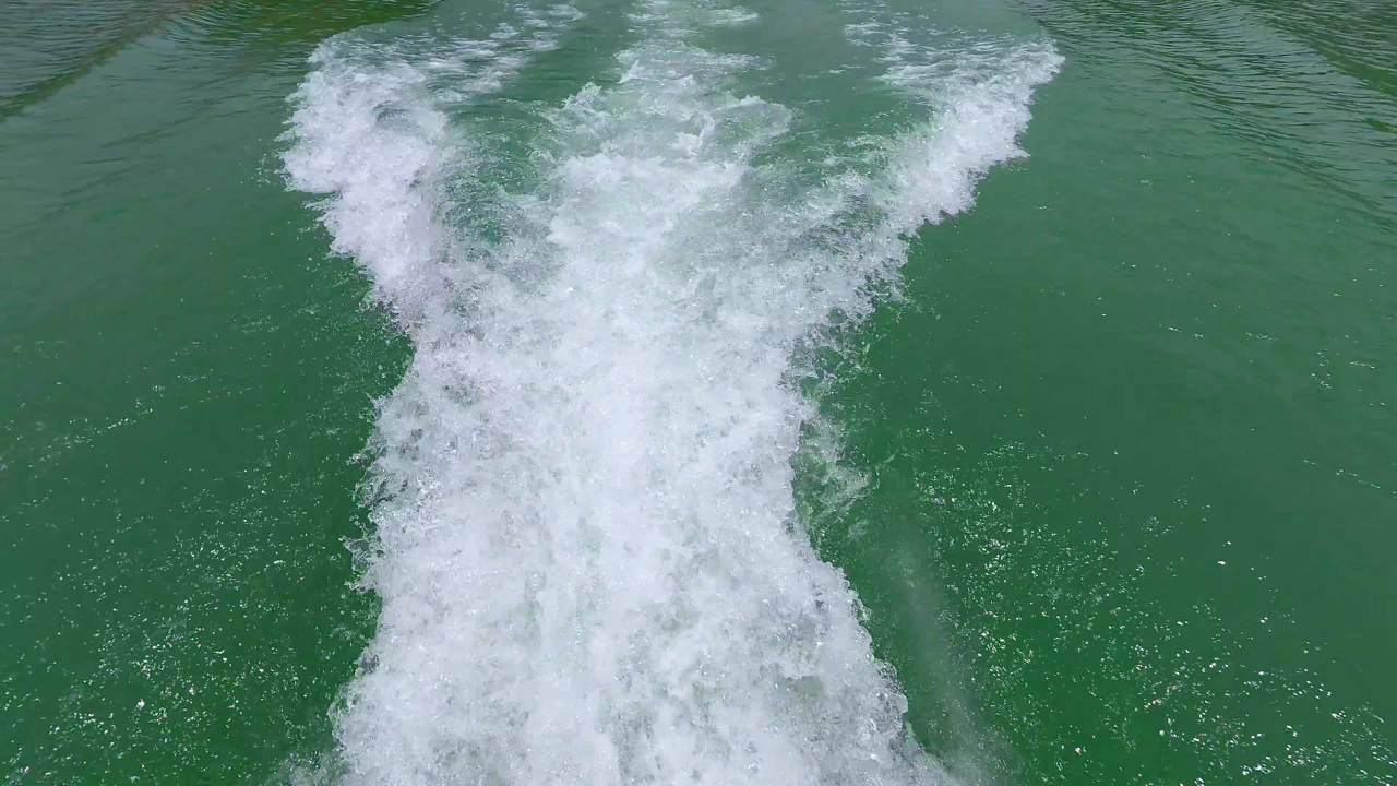 4k实拍船尾浪花 水面船行尾迹