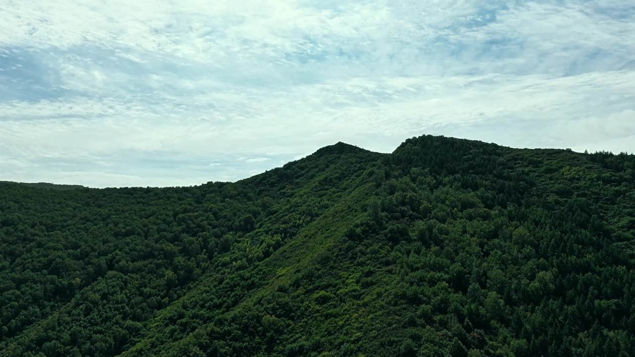 【延时】蓝天白云下苍翠青山