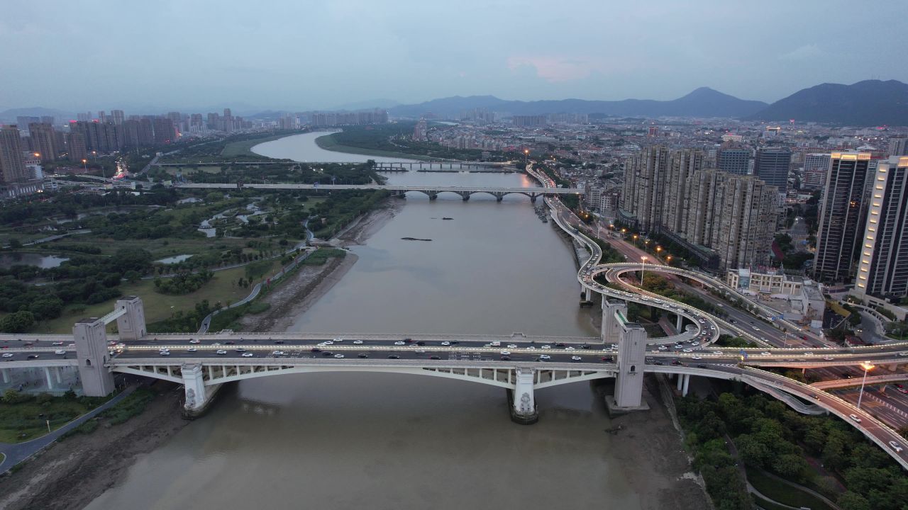 福建泉州夕阳晚霞夜幕降临拥堵交通车辆行驶航拍 