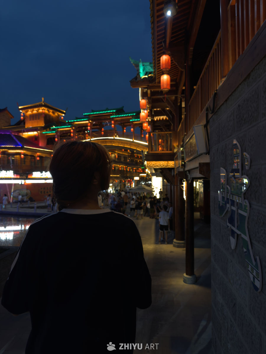 夜游古街灯火阑珊