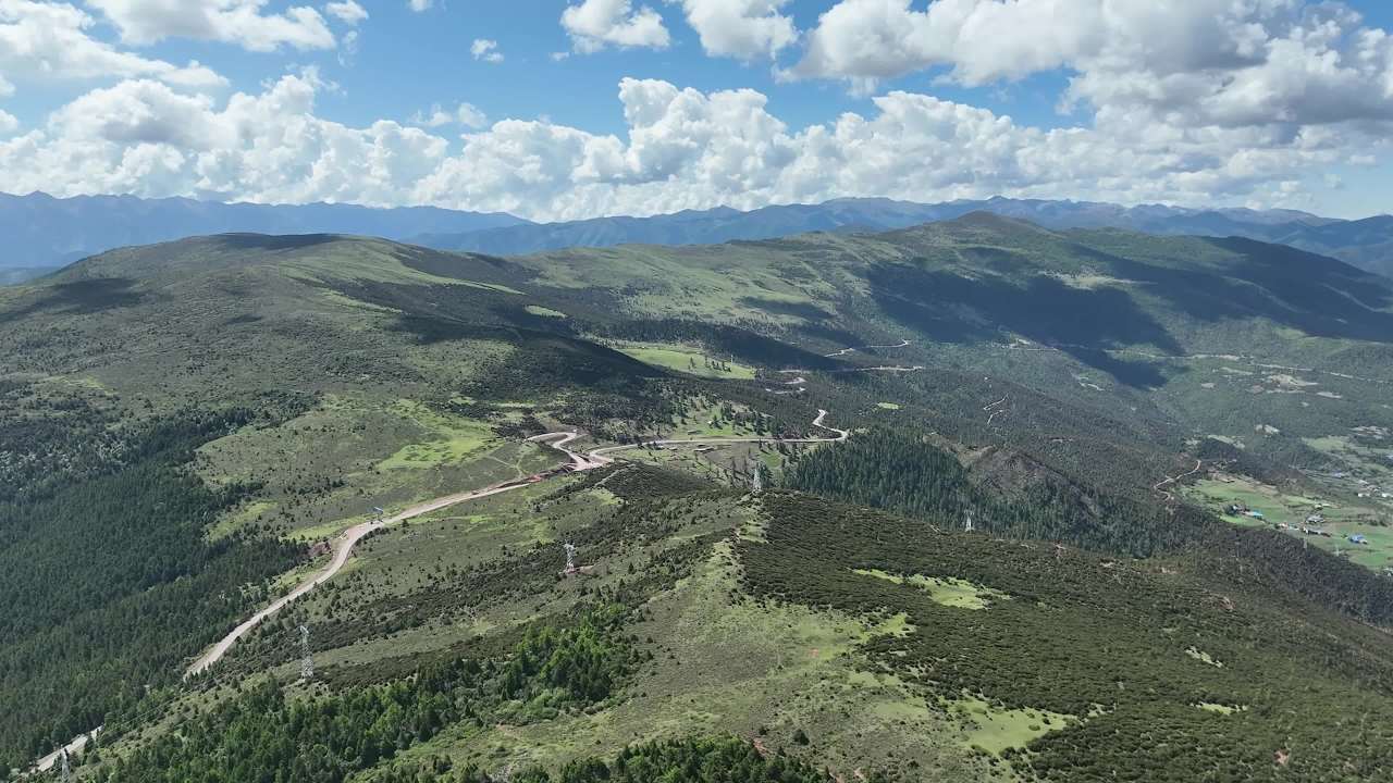 高山峡谷蓝天下白云环绕航拍
