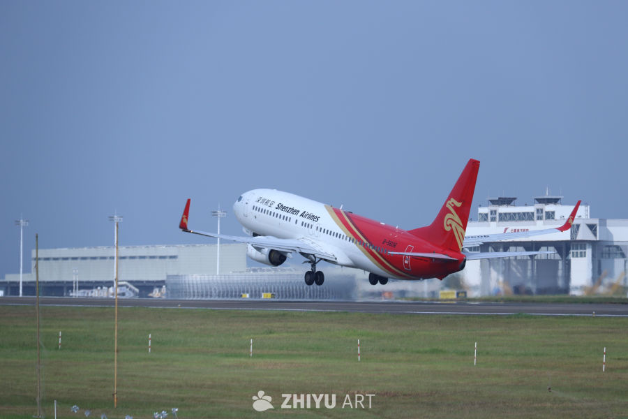 深圳航空飞机顺利起飞