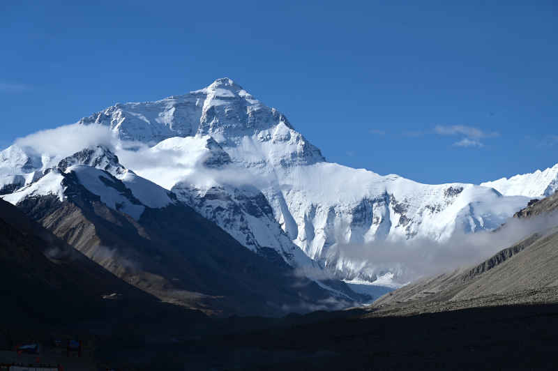 西藏珠峰大本营看蓝天下的珠穆朗玛峰