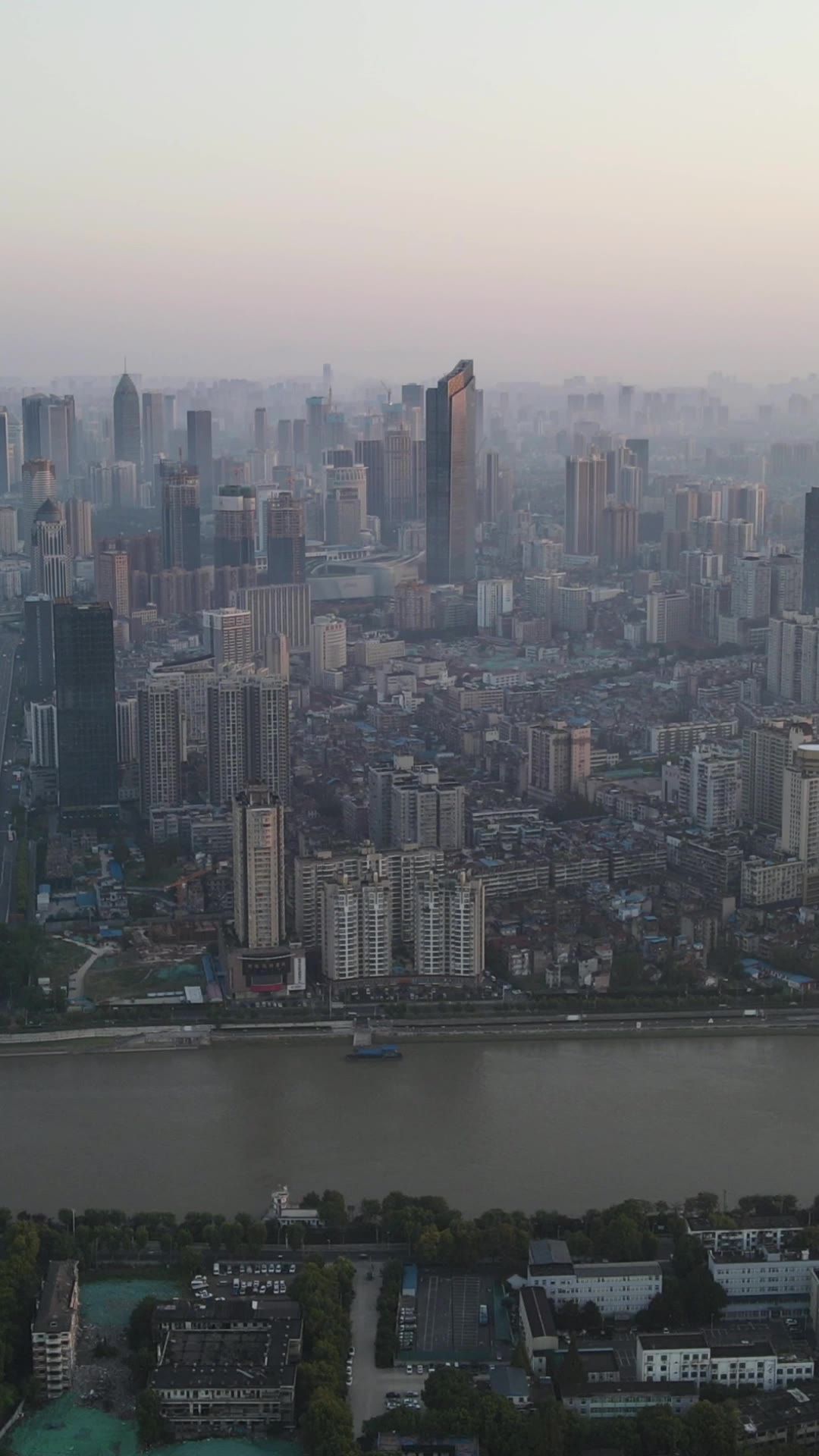  武汉城市清晨迷雾竖屏航拍