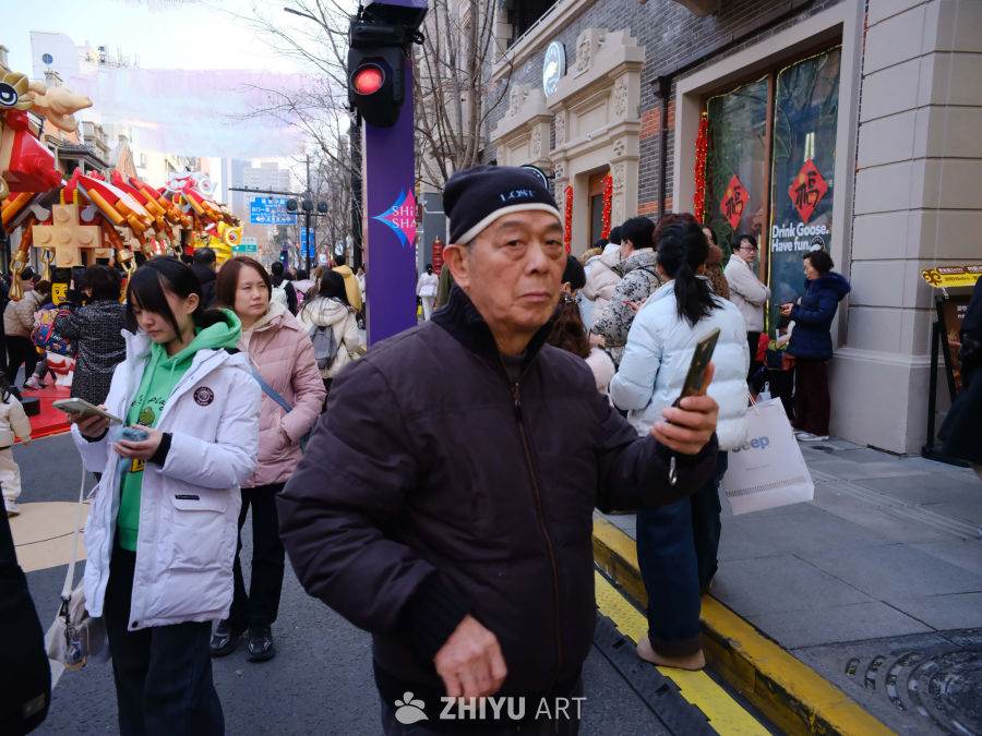 冬日街头节日氛围浓厚