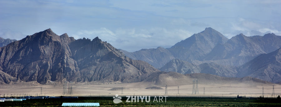群峰下的旷野线