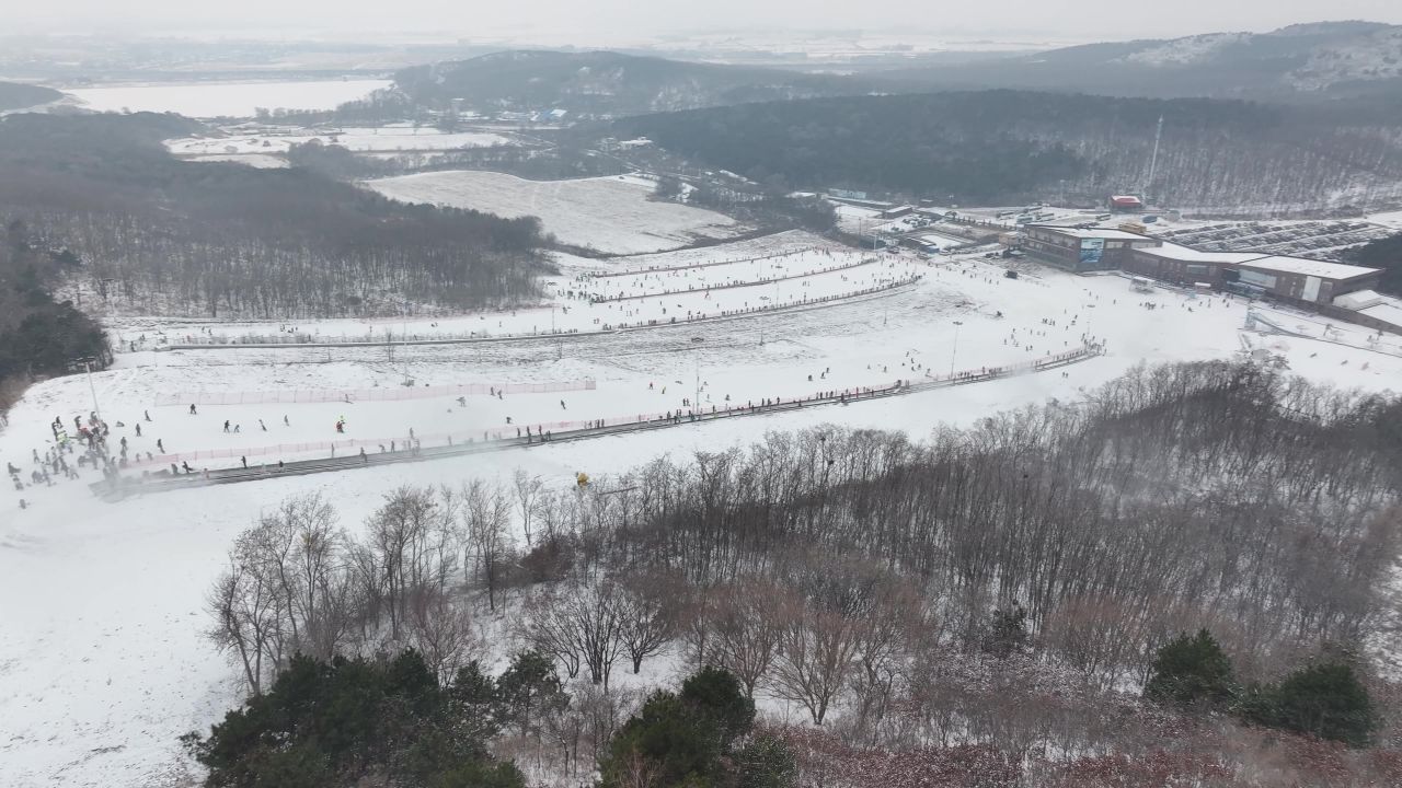 航拍滑雪场人群 02