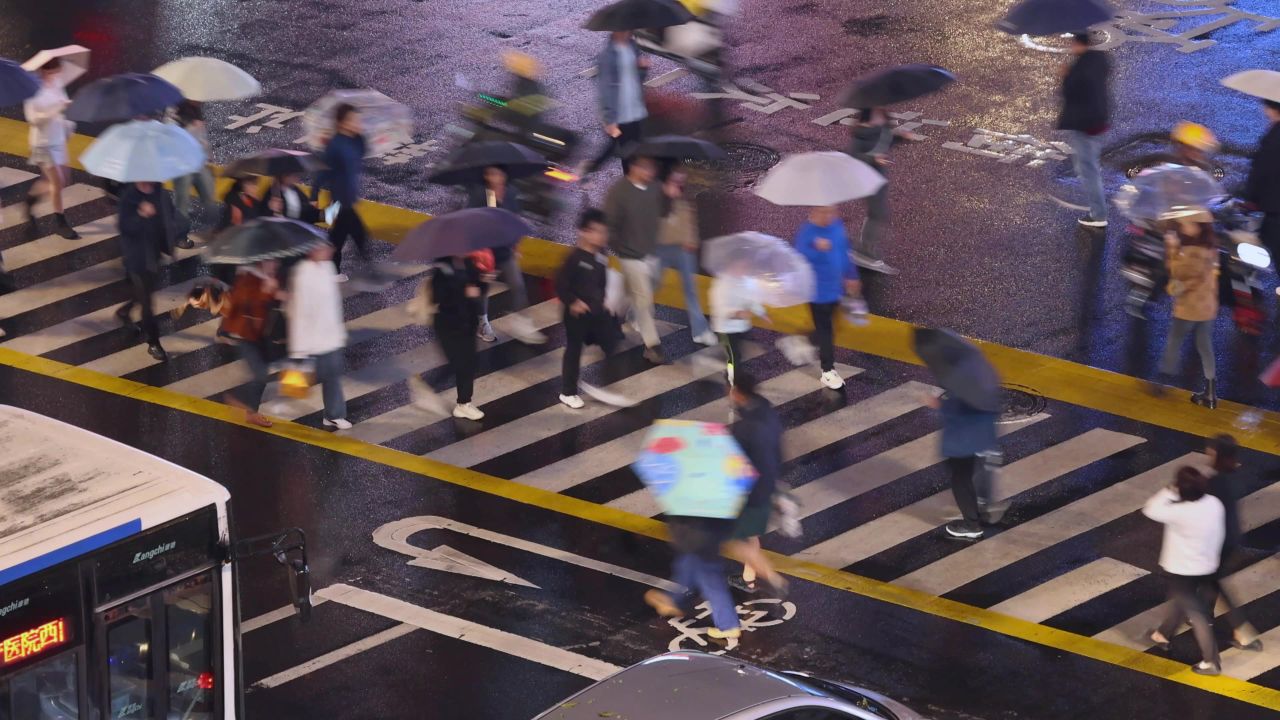 雨天城市街道路口人流 14