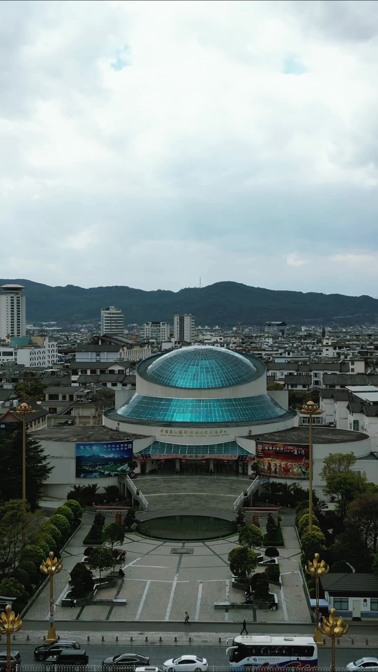 云南丽江城市风光竖屏航拍  
