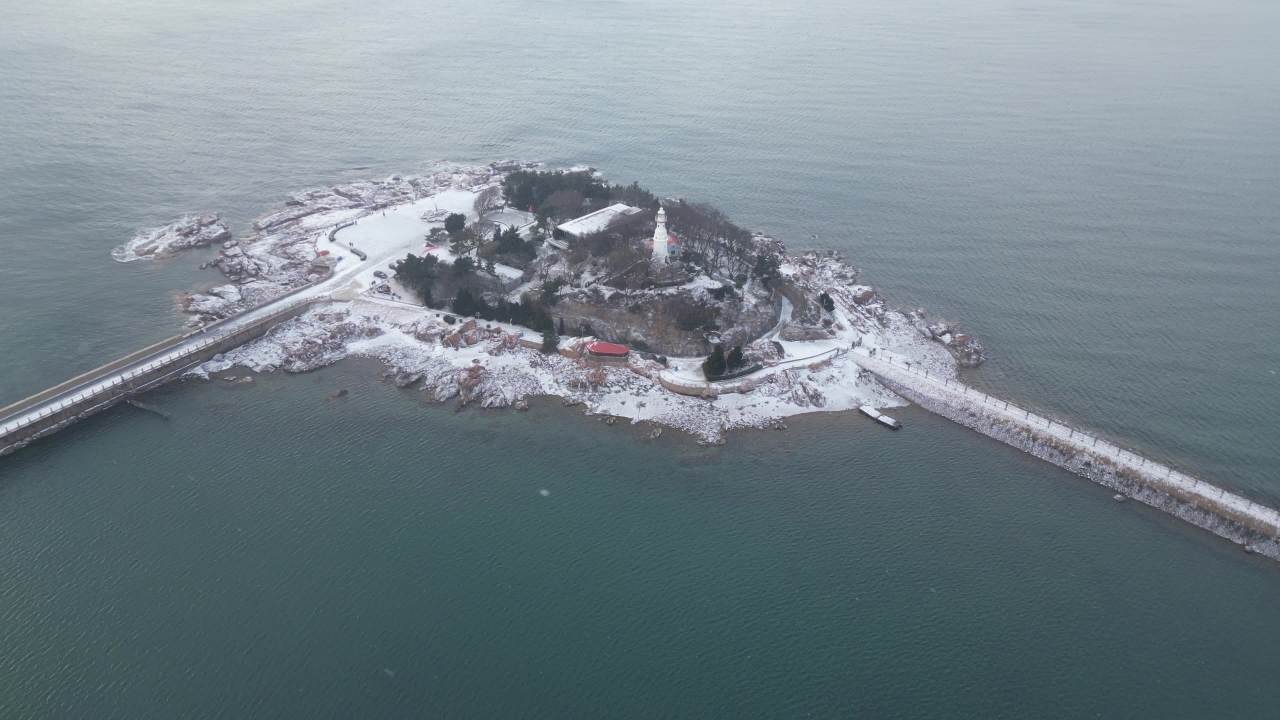 青岛市南海边老城区小青岛公园冬天雪景航拍 5
