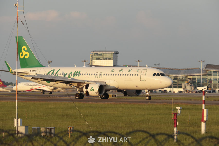 春秋航空飞机在机场跑道上