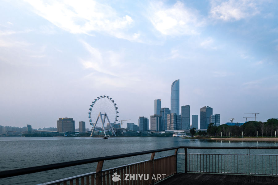 湖畔城市天际线
