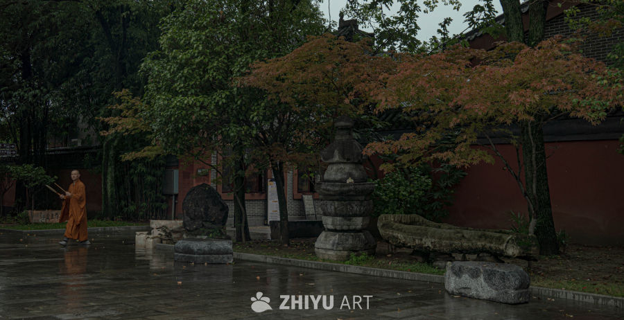 秋日寺庙僧影