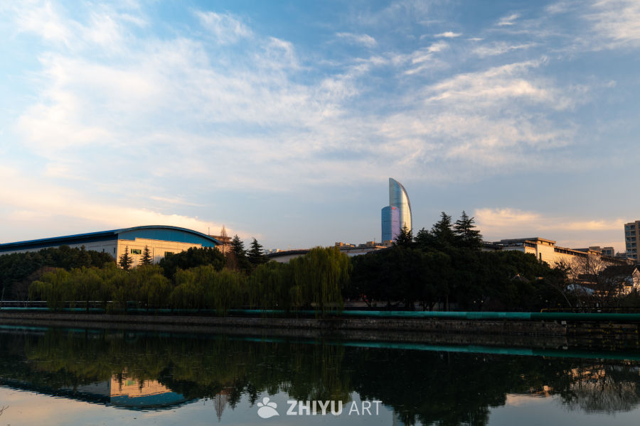 城市河畔的宁静黄昏