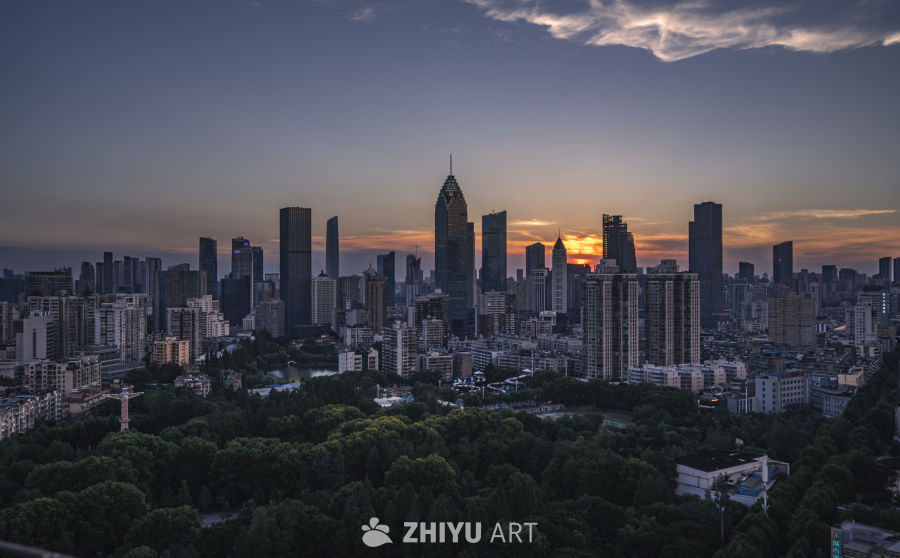 城市日落：现代与自然的交响