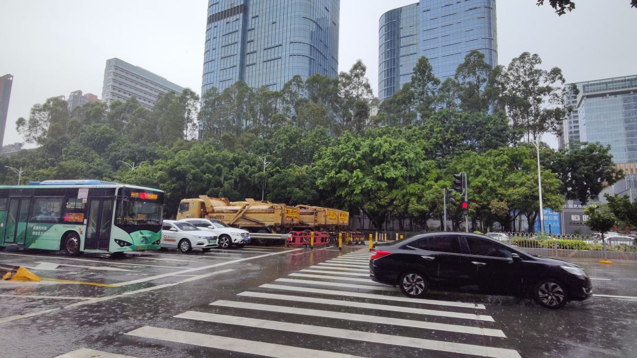 8K|雨中城市车道