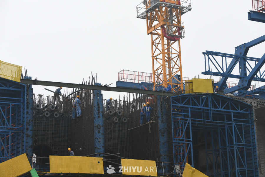忙碌的建筑工地