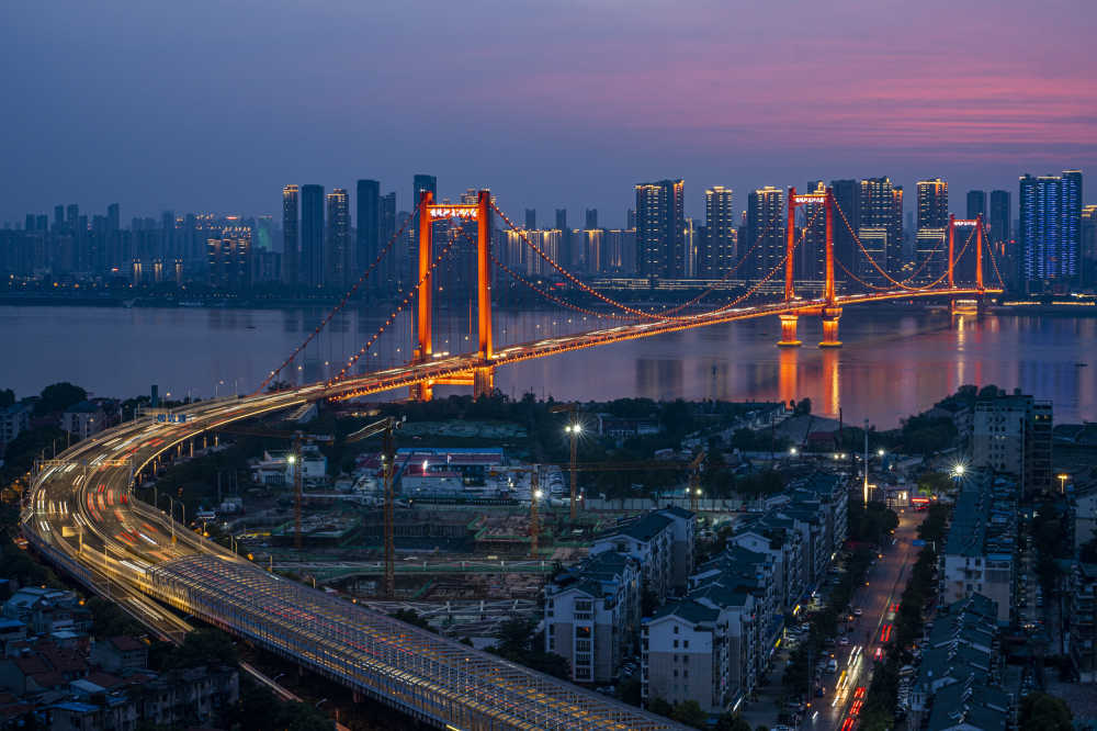 武汉鹦鹉洲大桥傍晚夜景