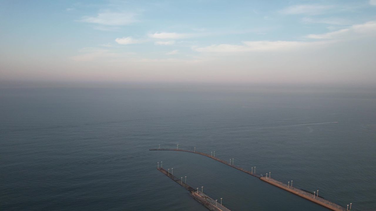 大海海洋沙滩礁石海岛自然风光航拍 