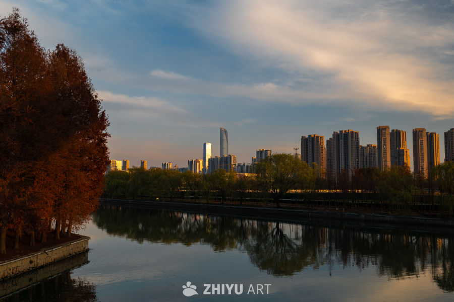 秋日城市河畔风光