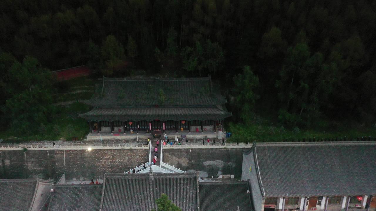 夜幕下的古寺
