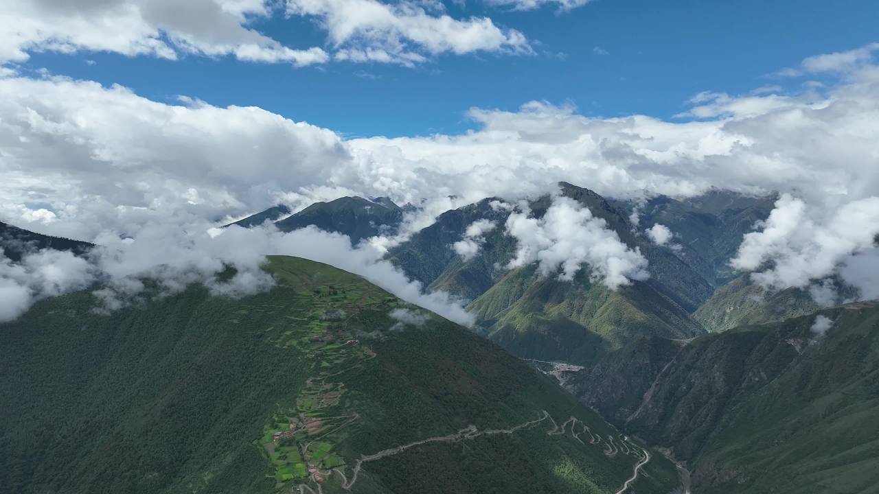 云雾缭绕的高山峡谷全景