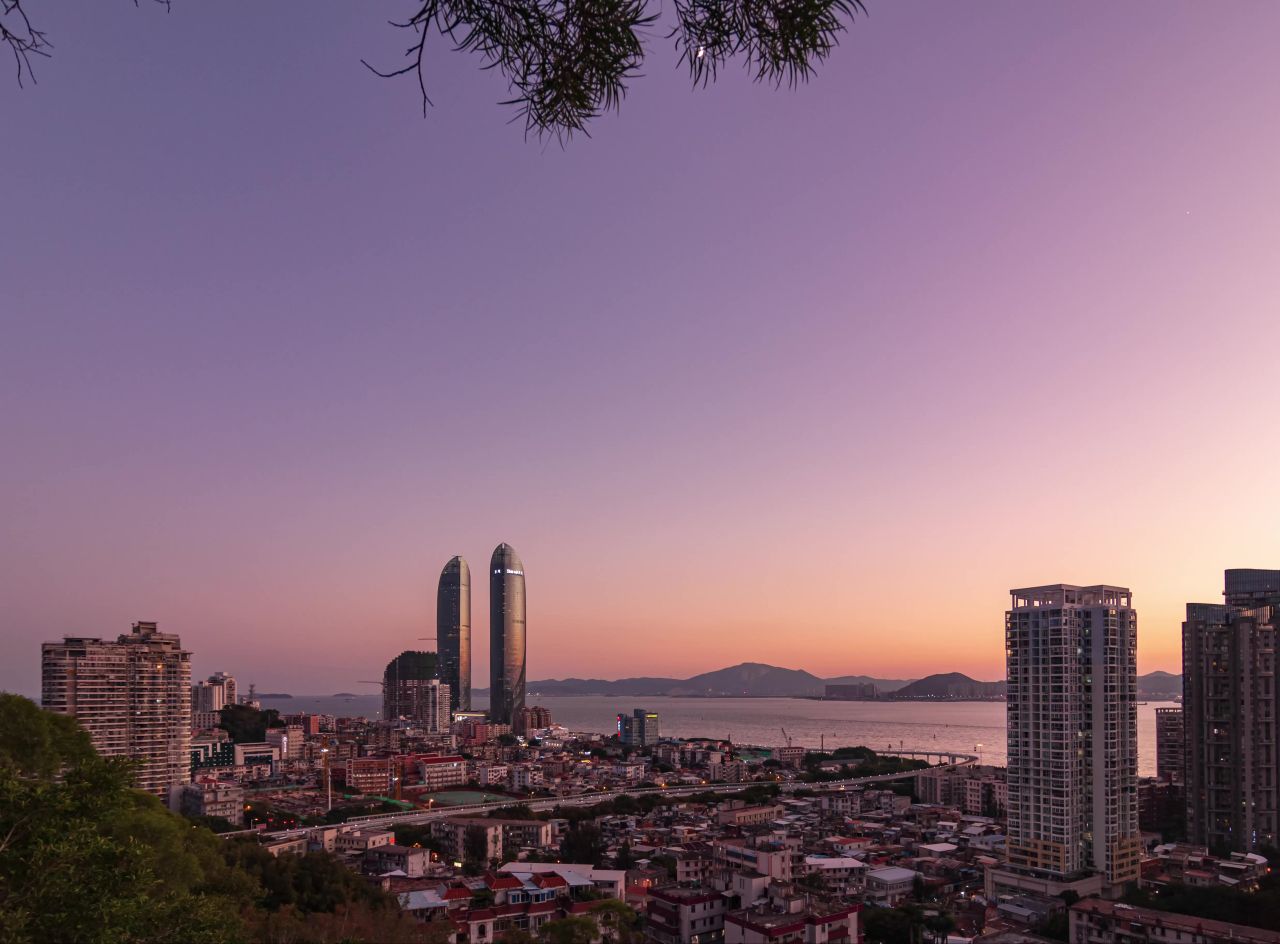 滨海旅游城市厦门世茂海峡双子塔大厦晚霞日转夜延时