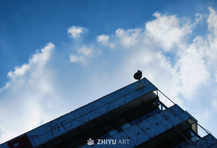 钢结构建筑与蓝天白云