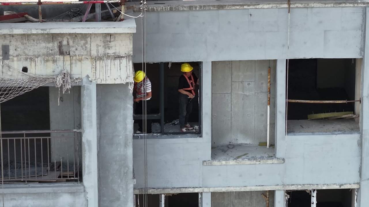高楼建筑工地的繁忙景象