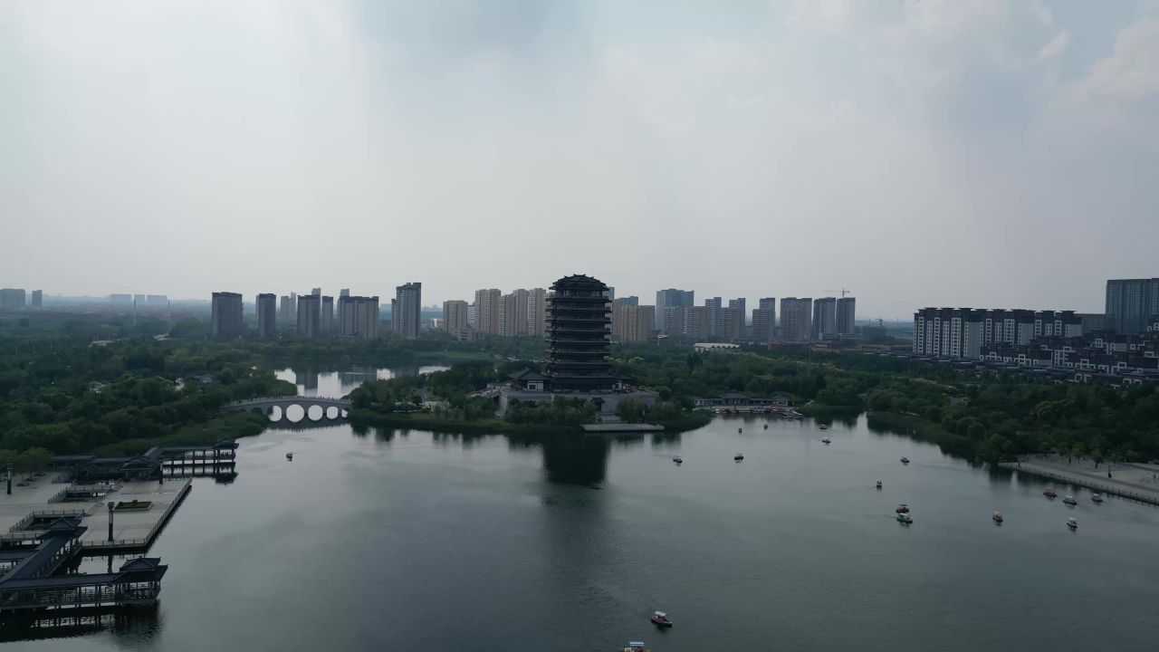 航拍山东淄博齐盛湖公园海岱楼
