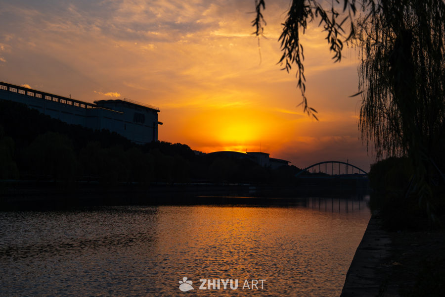 黄昏河畔剪影
