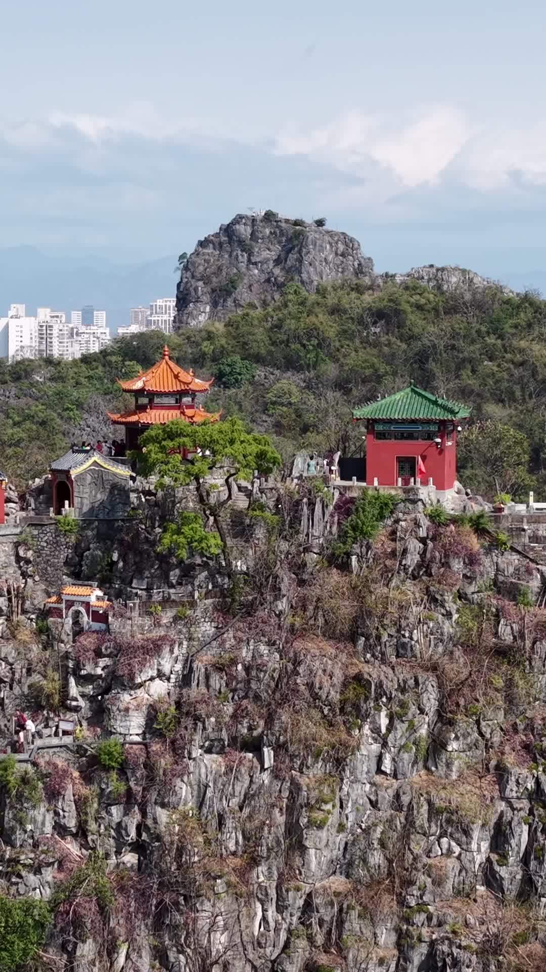 悬崖上的古寺