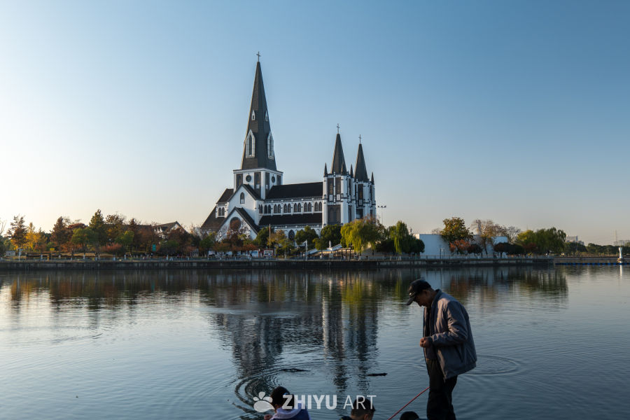 湖畔教堂与垂钓时光
