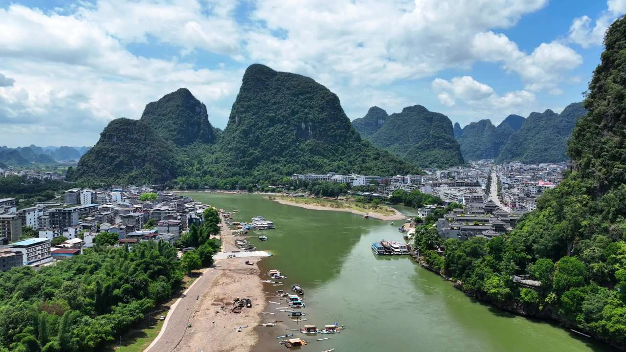 漓江边的小镇与山水