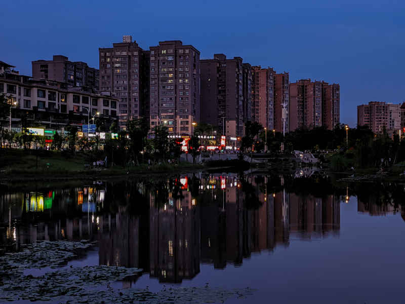 夜色倒影