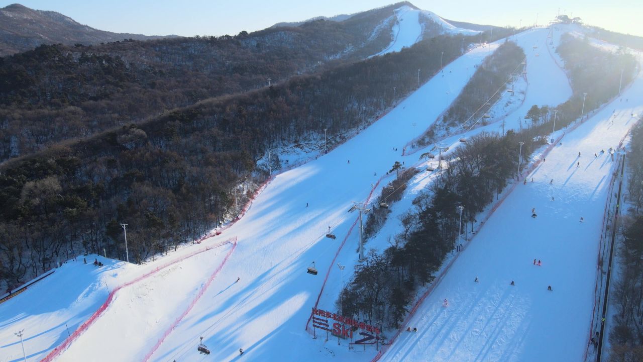 航拍山坡滑雪场