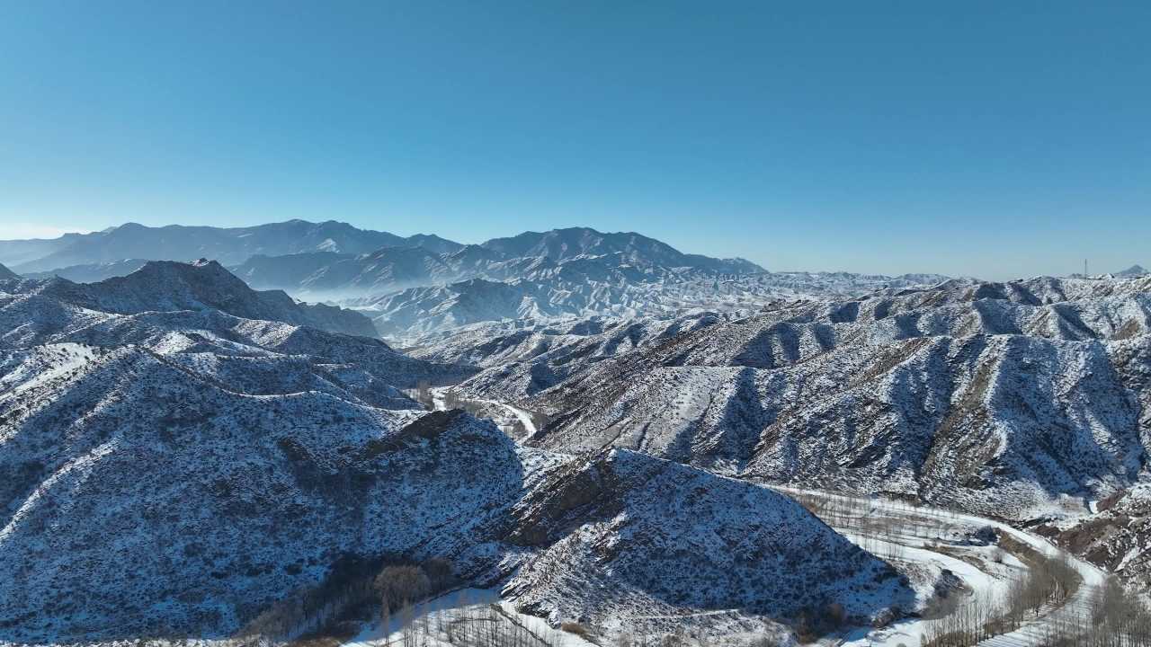 航拍雪山连绵谷道