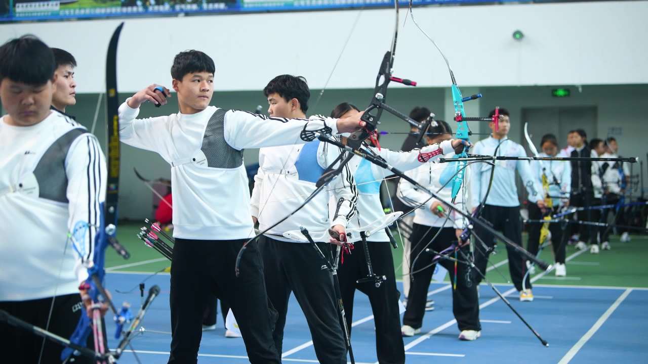 4k青少年室内射箭   中靶特写