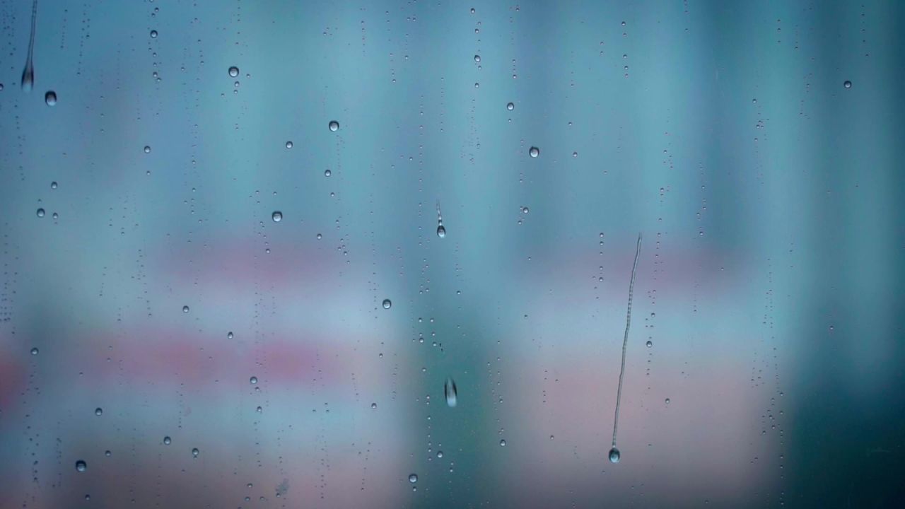 毛玻璃上的雨水