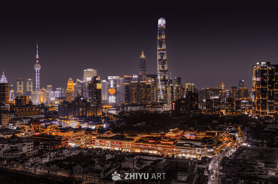 上海夜色：现代与传统的碰撞