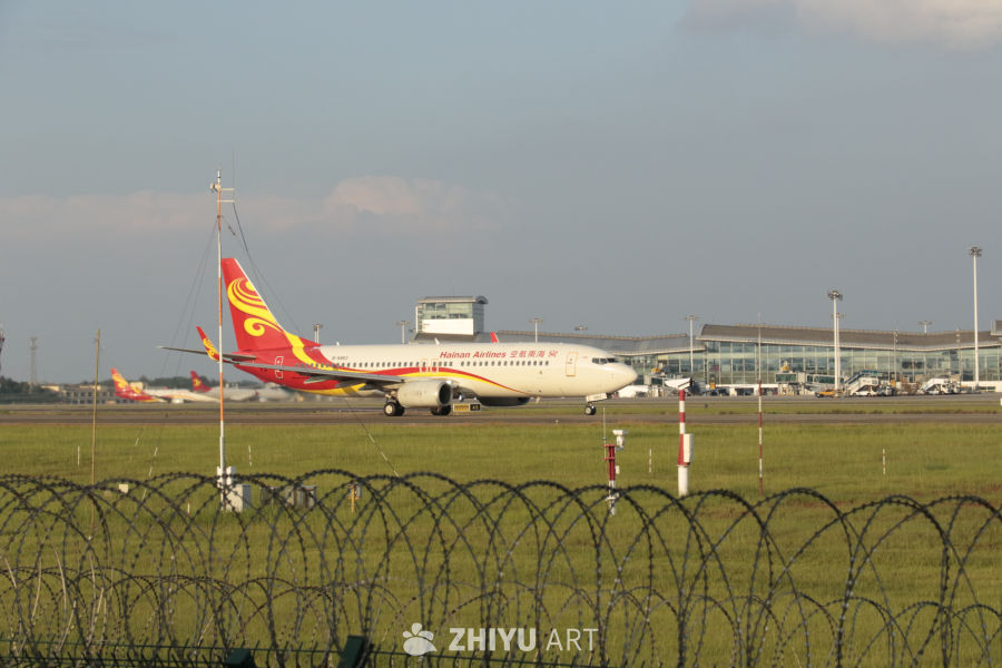 海南航空飞机在机场跑道上