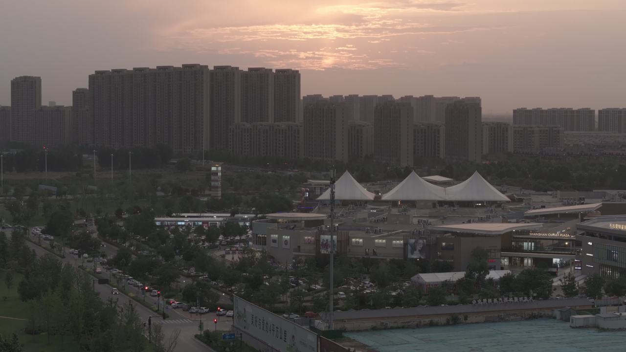 城市日落下的宁静时光