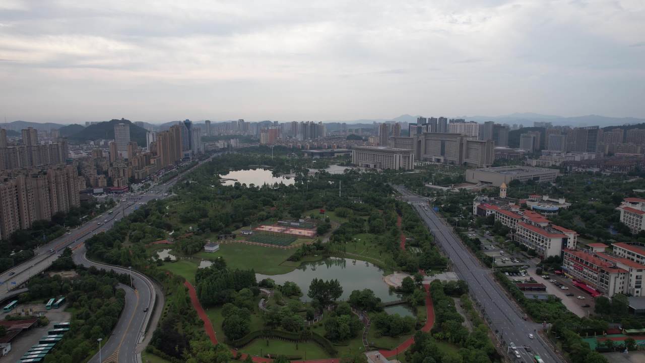城市绿肺：公园与高楼的和谐共存