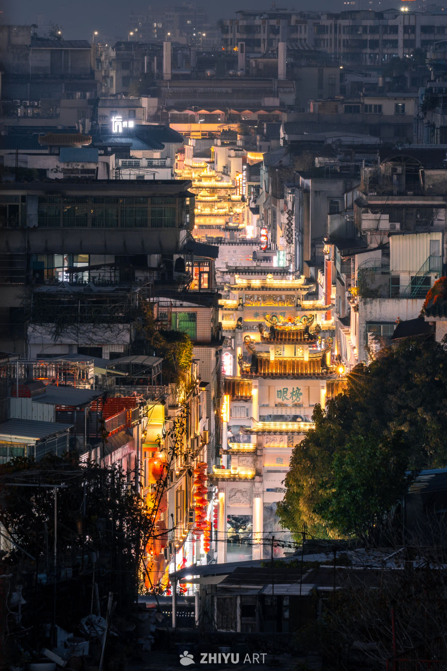 夜幕下的古街灯火