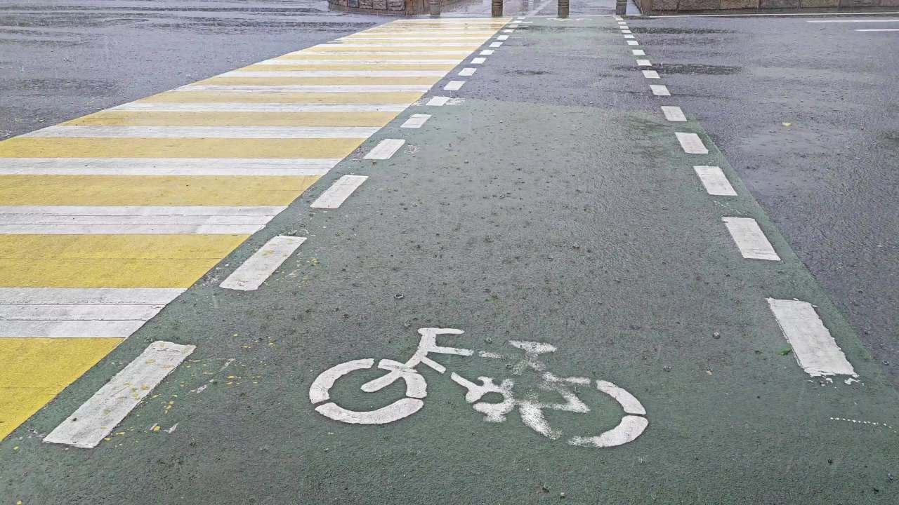 4K雨中的人行横道斑马线自行车道